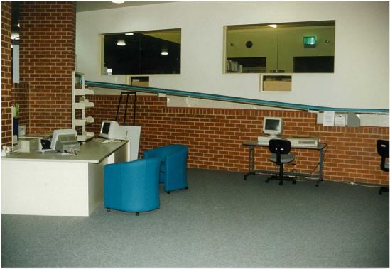 Image of Northcote library customer service desk and computers