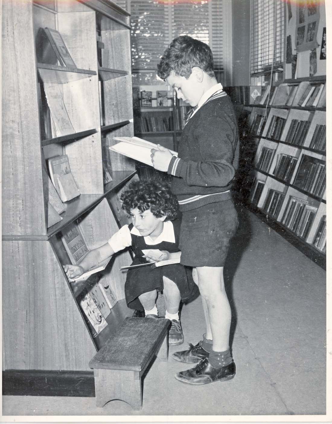 Image of School children in the library c.1950s