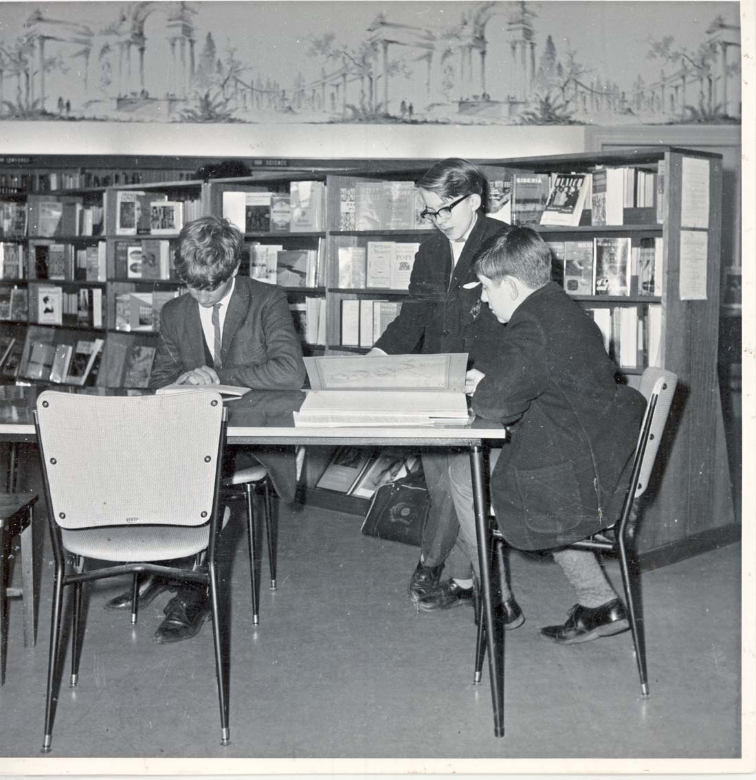 Image of School children in the library c.1950s
