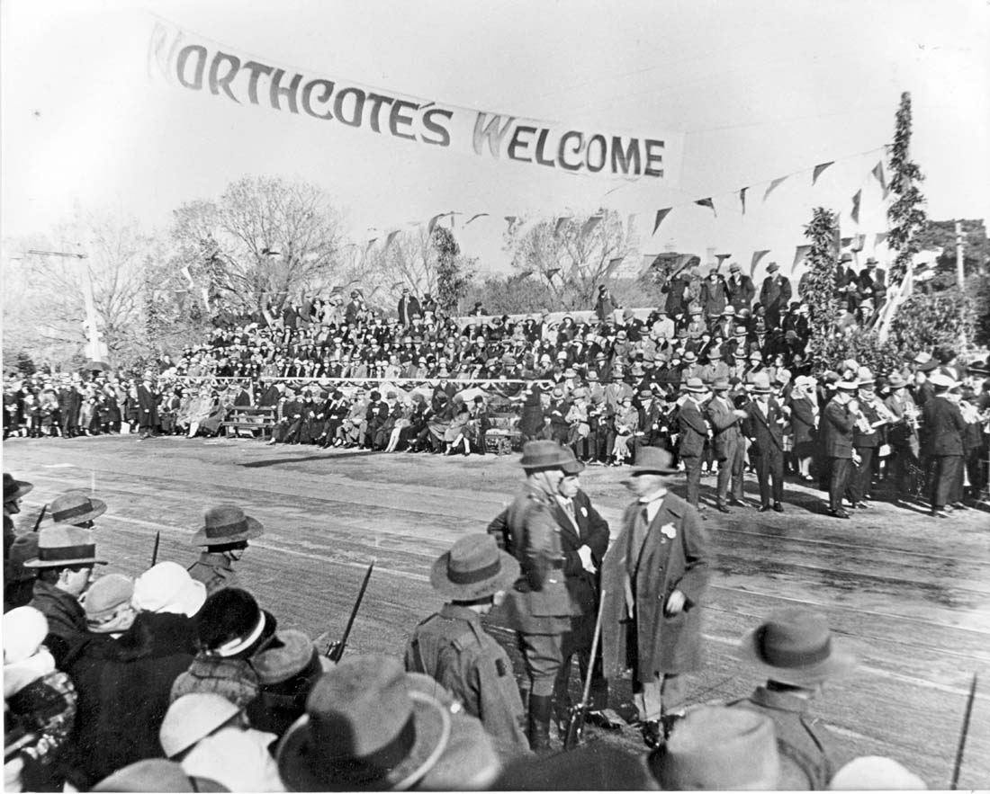Image of Crowds wait for the visit by the Duke and Duchess of York to Northcote in 1927 [LHRN961]