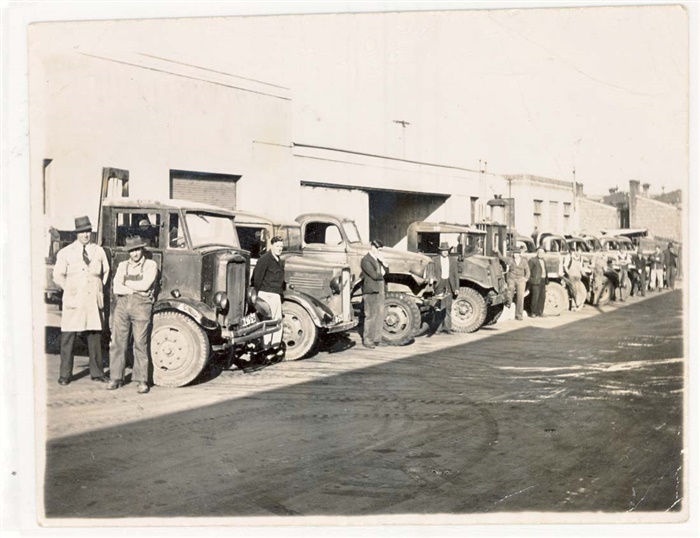 Image of Council vehicles at Northcote Council Depot 1940s/50s [LHRN247]