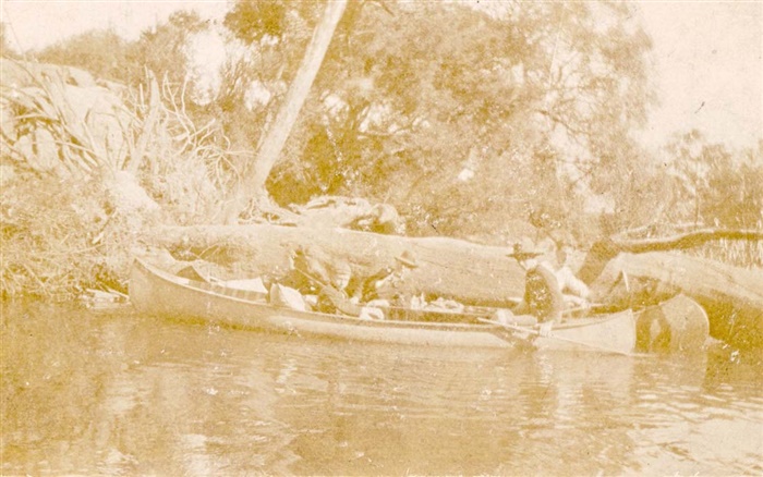 Image of Canoeing on the Yarra