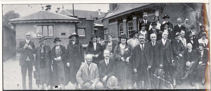 Image of Past pupils of Westleigh College in 1927. [LHRN648-1]