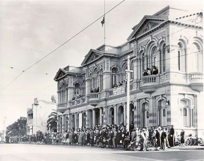 Image of A crowd gathers outside Northcote Town Hall for the funeral of John Cain Snr 