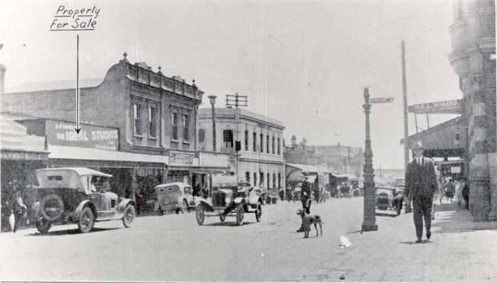 Image of Traffic in High Street, Northcote. [LHRN1039]