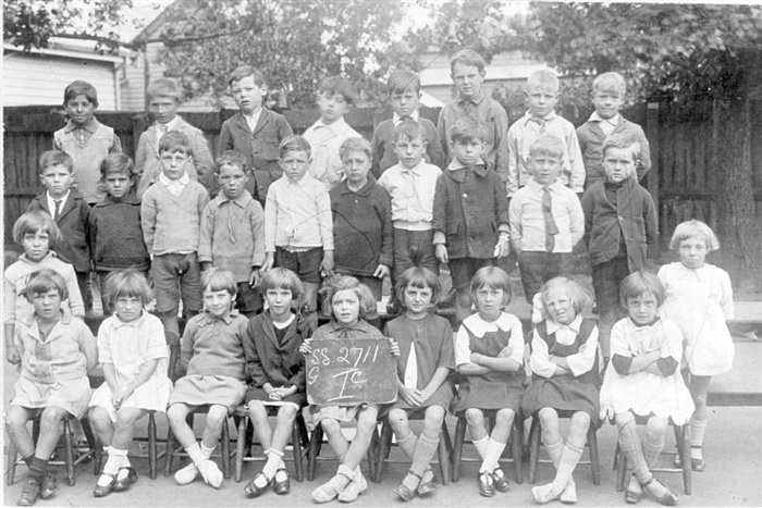 Image of Students of Fairfield Primary School (c. 1920) [LHRN1094-1]
