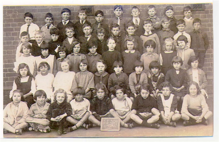 Image of Pupils of Grade 2A Wales St Primary School (1927). Leslie Davidson is in the top row, 2nd from right. 