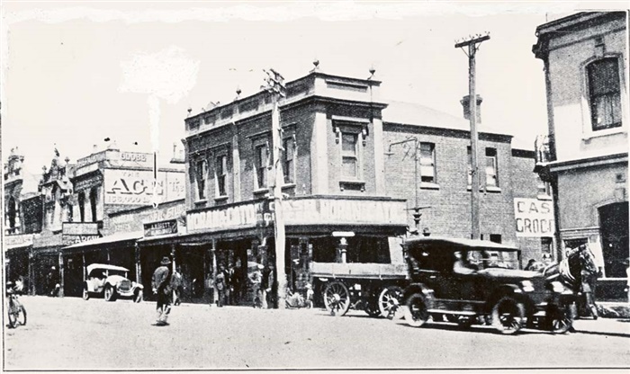 Image of Looking southwest  on High street Northcote. Commercial Hotel to right. [LHRN1107]