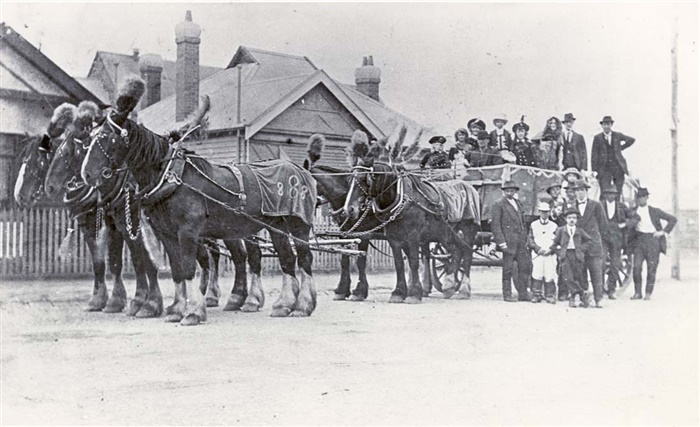 Image of Labour day parade, Northcote c1910. [LHRN1131]