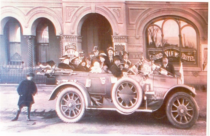 Image of Emma Elvins and family outside the Grandview Hotel c.1919. [LHRN1279]