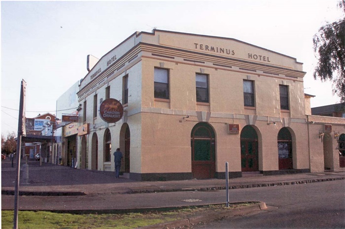 Image of Terminus Hotel in 2004. [LHRN1280]