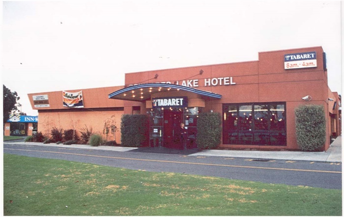 Image of Reservoir Hotel. The hotel was renamed the Edwardes Lake Hotel. Photograph taken in 2004. [LHRN1372]