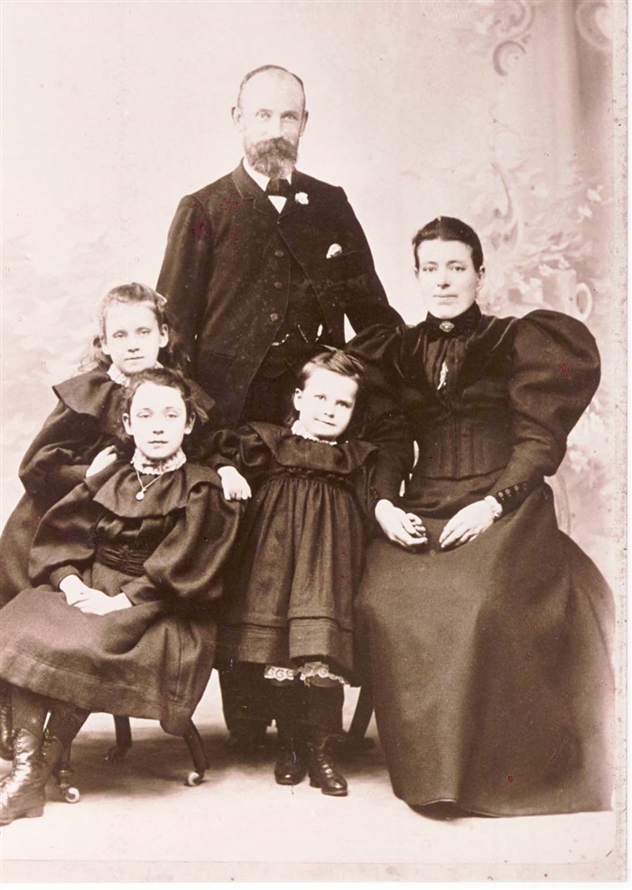 Image of Frank Harris, wife and children