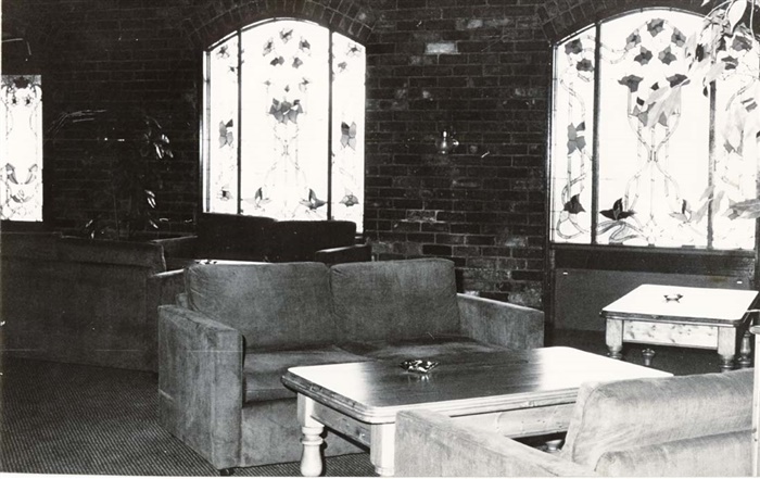 Image of Inside the Croxton Park Hotel, c.1985. [LHRN1566]