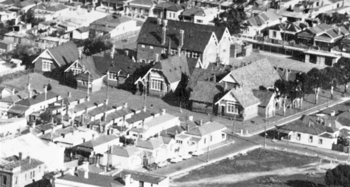 Aerial photograph of Helen St. Primary School and surrounding houses (c. 1950)