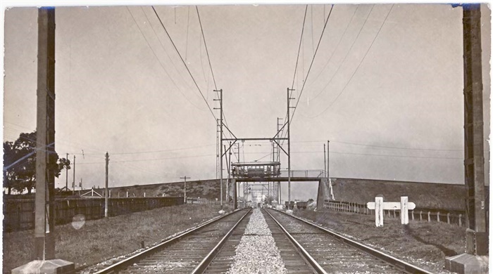 Image of Tram crosses railway line at Miller Street Thornbury. [LHRN1741]