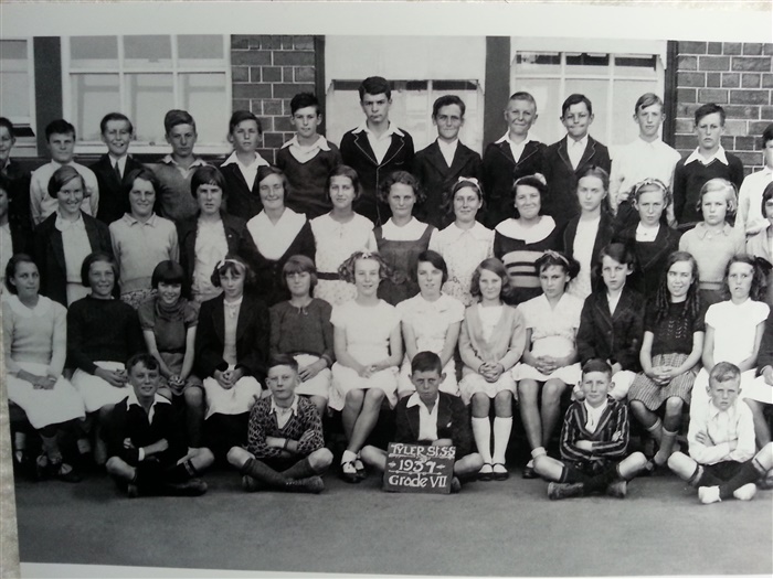 Preston Primary School photograph Grade VII 1937