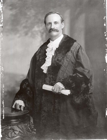 Image - Photo. Portrait of A. Mason.