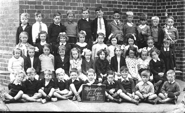Image of Pupils of Grade 1 (1939) Audrey Daws is 2nd from left on 2nd row. Image donated by Margaret Stickland. [LHRN2296]