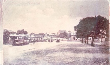 Image of Tram approaching Northcote from Clifton Hill. [LHRN1141]