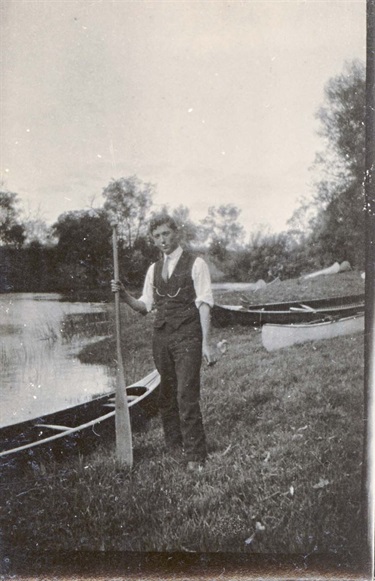 Image of a Canoeist on the banks of the Yarra