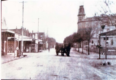 Image of Heidelberg Road look towards the Grandview Hotel on the right