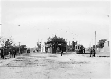 Image. Looking north along High Street and Plenty Road. Shows the Junction Hotel. [LHRN90-288]