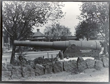 Image of Northcote cannons around 1920