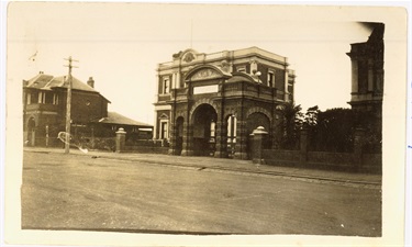 Image of Preston cenotaph and Preston Library c. 1930 (courtesy Mary Ritchie)