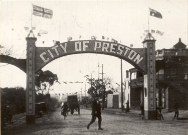 Image of Proclamation arch by the Junction Hotel 1926. [LHRN5158]