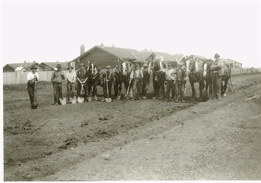 Image of Road work at Northcote during 1930s (courtesy Mary Ritchie) [LHRN2182]