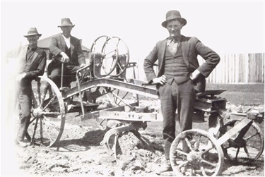 Image of Road work at Northcote during 1930s (courtesy Mary Ritchie) [LHRN2184]