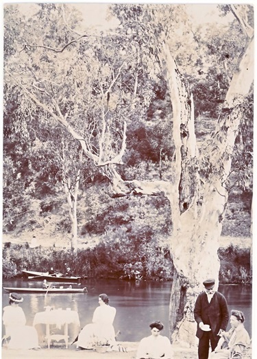 Image of The Cooke family on the Yarra River