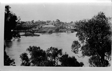 Image of Rudder Grange Boathouse from the east side of the Yarra