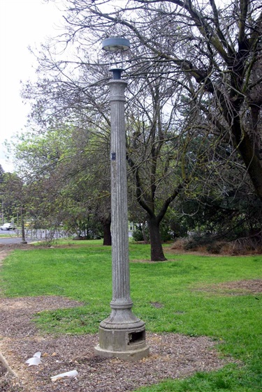 Larundel. Garden and lamp post.