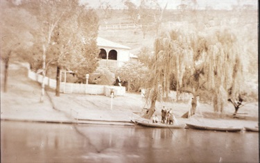 Burns Boat Shed now Studley Park Boathouse Kew 1900 [LHRN4469]