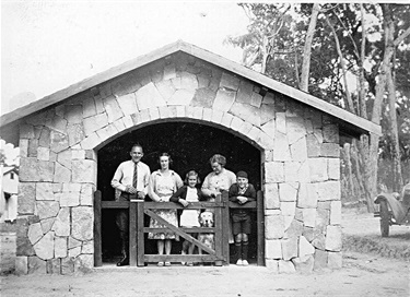 Left to right Clarence Latham, Winifred Latham, Valarie Latham, unknown, and Kenneth Latham at Flowerdale 1939 [LHRN5437-19]