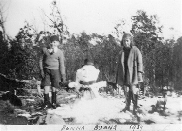 Kenneth Latham and Valarie Latham in the snow at Donna Buang 1939 [LHRN5437-20]