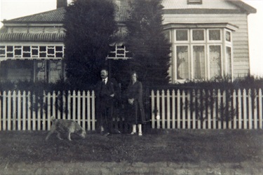 Arthur Goodison and wife Mary (nee Kellock) at their residence ‘Windella’, 1925 at 207 Edwardes St, Reservoir [LHRN5437-4]